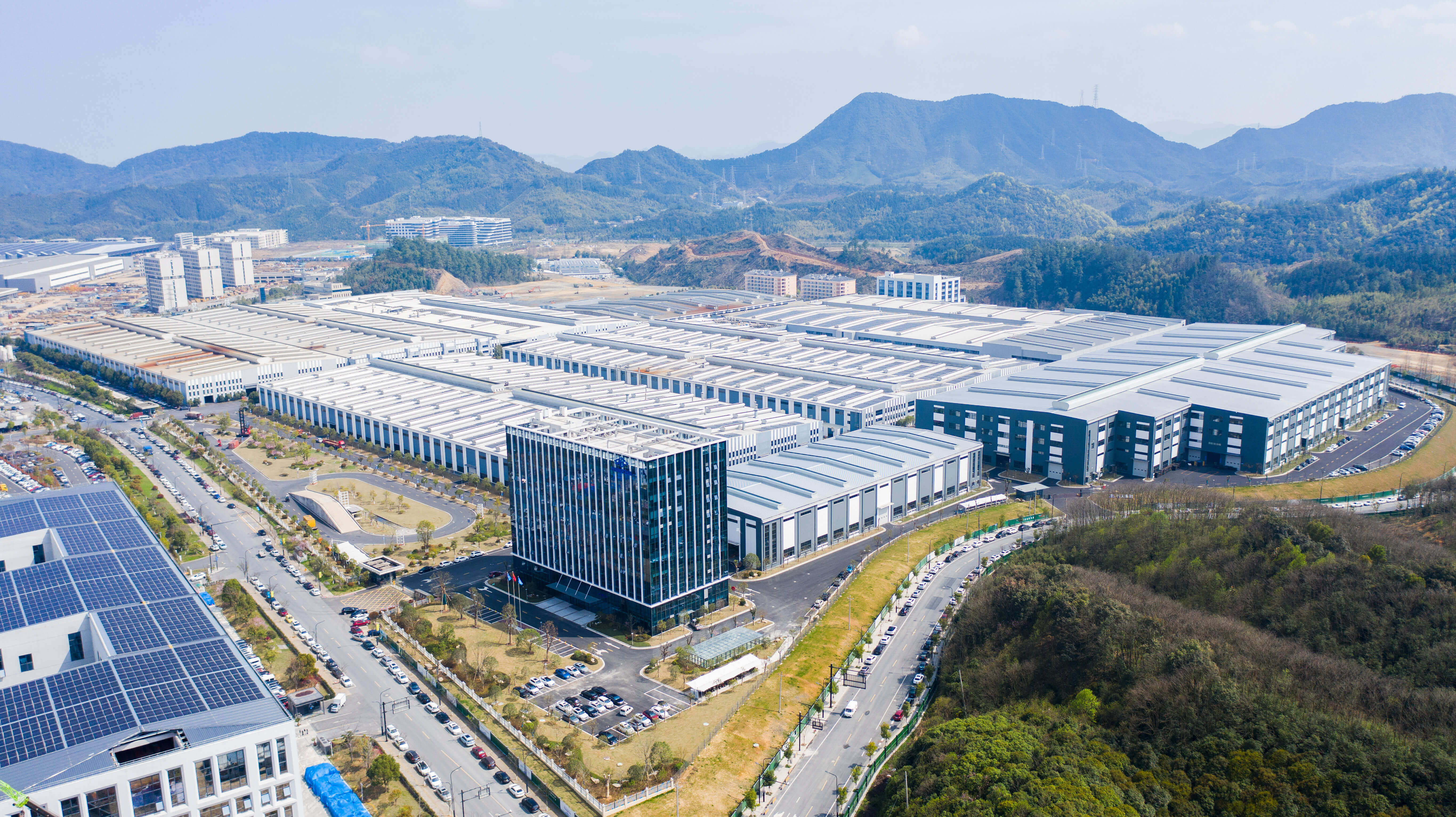 光榮榜！杭叉集團(tuán)入選杭州市開發(fā)區(qū)（園區(qū)）高質(zhì)量發(fā)展大會(huì)多項(xiàng)榮譽(yù)榜單，并簽約大叉車先進(jìn)制造基地項(xiàng)目